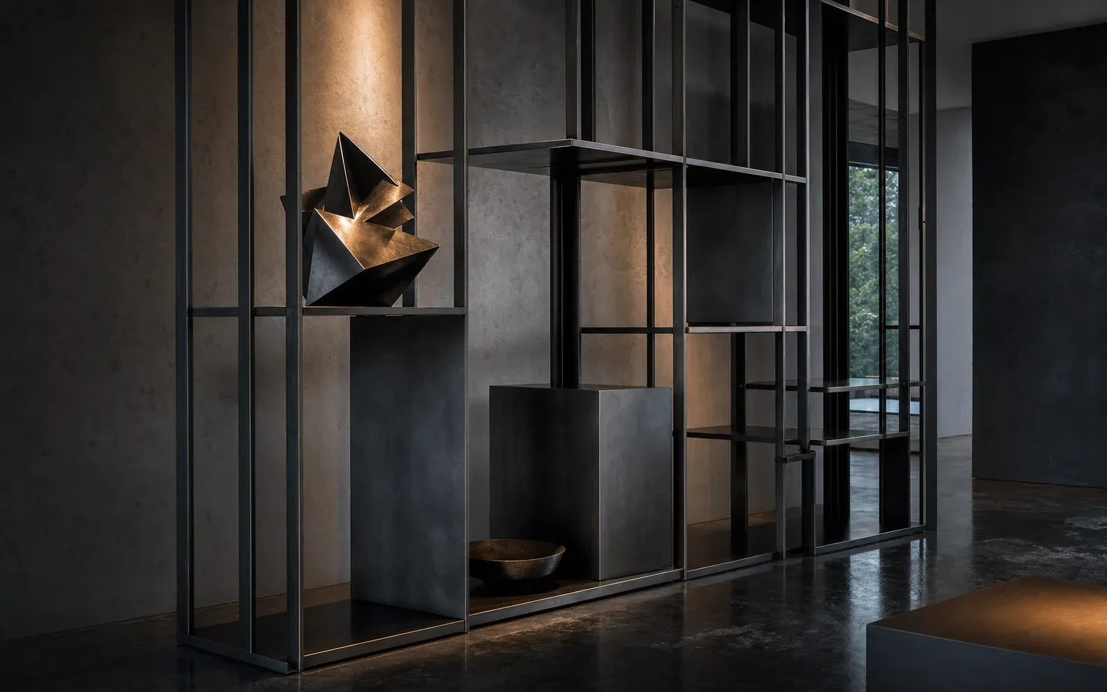 Massgefertigtes Regal und Skulptur aus schwarz beschichtetem Stahl in einem modernen Innenraum